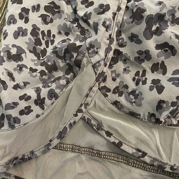 Athleta Women's Size 2X Gray Leopard Printed Mesh Racer Run 4" Athletic Short - Picture 7 of 9